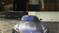 Salah satu mobil mewah Khabib, Mercedes-AMG GT didapatkan secara cuma-cuma dari pengusaha kaya raya asal Rusia, Ziyavudin Magomedov. Mobil bermesin V-8 4.000cc biturbo yang mampu merilis 537 tenaga kuda dan torsi 680 Nm itu diberi sesaat setelah Khabib di wawancara. Setelah memenuhi panggilan dari orang ini (Ziyavudin), saya diberikan suatu yang spesial, tulis Khabib di Instagramnya. Foto: Instagram @Khabib_nurmagomedov