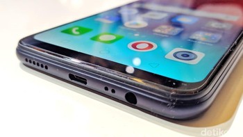 Sebagai pelindung, panel bagian luar dilapisi oleh 12 lapis Corning Gorilla Glass dengan material nano. (Foto: detikINET/Adi Fida Rahman)