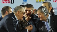 Dalam penyerahan penghargaan tersebut, Menteri Olahraga Dagestan menyambut langsung Khabib Nurmagomedov. (REUTERS/Said Tsarnayev)