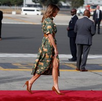Melania lalu bertolak menuju Mesir dalam balutan shirt dress hijau bermotif binatang  nan jenaka karya Sofia Detak. Gayanya dipermanis dengan sabuk anyaman. (Foto: Reuters)
