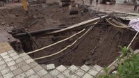 Sebuah lubang menganga atau sinkhole berukuran besar tiba-tiba muncul di wilayah Dazhou, Provinsi Sichuan, China pada Minggu (7/10) siang. Foto: CCTV via CNN