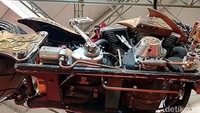 Meski berasal dari Amerika, motor Harley-Davidson milik Bingky dari bengkel modifikasi Bikers Station itu tampak sangat kental dengan nuansa Indonesia. Terlebih dengan ukiran Kalimantan yang khas di badan motor tersebut.