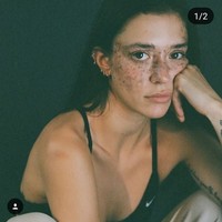 Wanita ini punya kecantikan unik. Wajah penuh bintiknya menjadi daya tariknya tersendiri. Foto: Instagram (@maevamarshall)