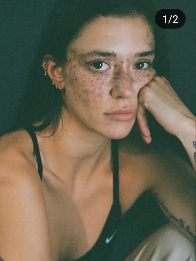 Wanita ini punya kecantikan unik. Wajah penuh bintiknya menjadi daya tariknya tersendiri. Foto: Instagram (@maevamarshall)