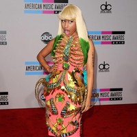 Muncul di AMA 2010, rapper Nicki Minaj sukses menyita perhatian dengan gaun pilihannya. Pelantun Super Bass itu berbalut gaun pink yang dibungkus aksesori berbentuk kerangka. (Foto: Getty Images)