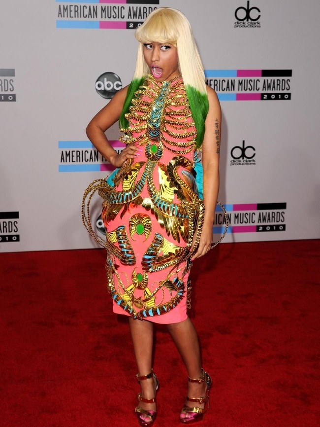 Muncul di AMA 2010, rapper Nicki Minaj sukses menyita perhatian dengan gaun pilihannya. Pelantun Super Bass itu berbalut gaun pink yang dibungkus aksesori berbentuk kerangka. (Foto: Getty Images)