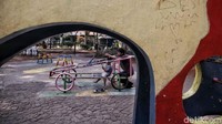 Aksi vandalisme juga terlihat dari beberapa penampakan sarana bermain.