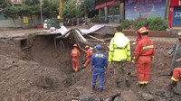 Saat ini, lubang menganga itu dilaporkan telah mencapai area seluas lebih dari 10 meter persegi. Lebih dari 40 petugas dikerahkan dalam upaya penyelamatan ini. Penyebab munculnya lubang menganga ini masih belum diketahui pasti. Foto: CCTV via CNN