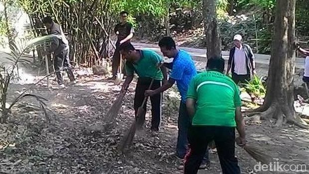 Warga yang peduli mulai membersihkan area sekitar sungai 