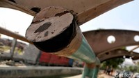 Kondisi halte yang tak beratap itu membuat warga khawatir jika musim hujan tiba halte tersebut terancam tak dapat berfungsi kembali. Mereka pun berharap pihak Pemkot Jakarta segera memperbaiki halte tersebut sebelum datangnya musim hujan.