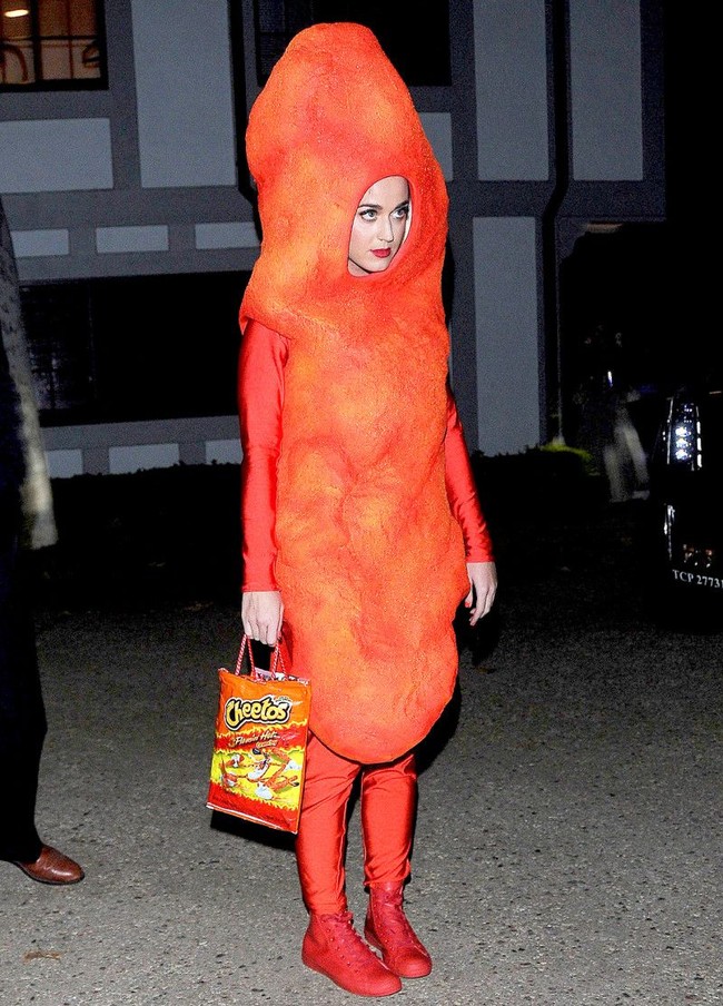 Katy Perry pernah tampil mengejutkan saat datang ke pesta Halloween tahunan yang diadakan Kate Hudson, yaitu menjadi snack Cheetos di tahun 2014. Foto: Istimewa