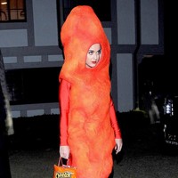 Katy Perry pernah tampil mengejutkan saat datang ke pesta Halloween tahunan yang diadakan Kate Hudson, yaitu menjadi snack Cheetos di tahun 2014. Foto: Istimewa