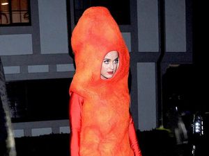 Kostum Halloween Terburuk Selebriti, dari Snack Cheetos Sampai Simbol Nazi