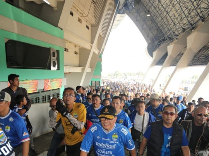 Mang Oded Ajak Bobotoh Salat Magrib Doakan Persib Menang