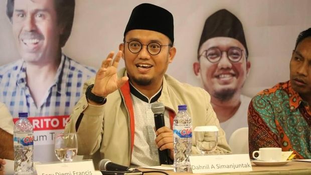 Gerakan Emas Prabowo vs Manusia Unggul Jokowi