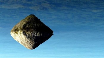 Batu ini tidak terbang, hanya pantulan di air. Foto: Ultralink