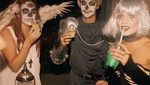 9 Gaya Instagenic Vanessa Hudgens Menyeruput Minuman Favorit