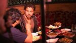 Hot Daddy! Ini Si Tampan Hrithik Roshan saat Makan Es Krim Bareng Putranya