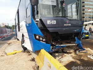 Bus TransJ Kecelakaan di Jl Sudirman, Tabrak Separator