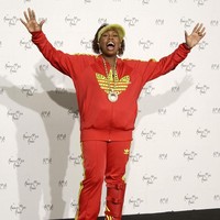 Di saat selebriti lain anggun bergaun, Missy Elliot tetap menjadi dirinya sendiri dengan track suit Adidas andalan di AMA 2003. (Foto: Getty Images)