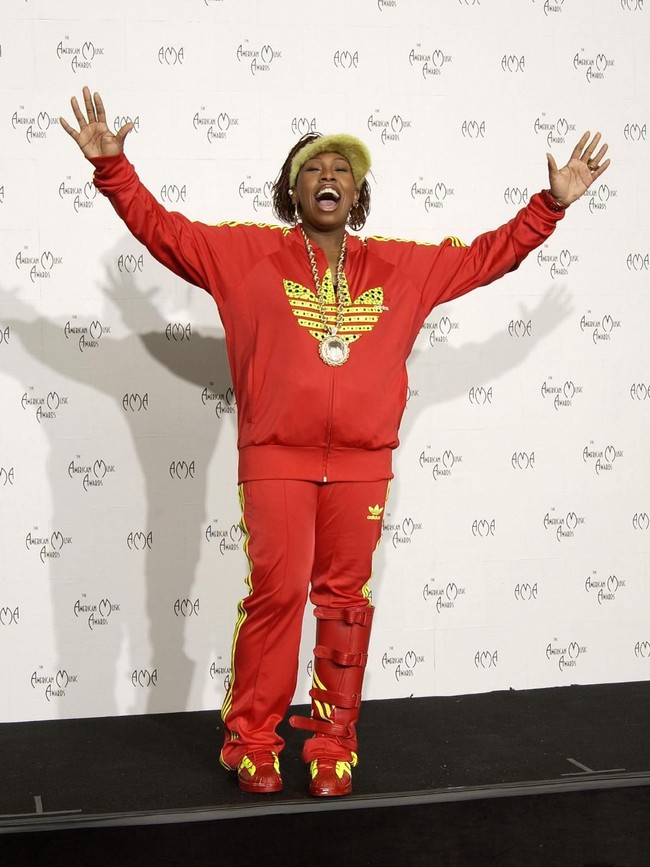 Di saat selebriti lain anggun bergaun, Missy Elliot tetap menjadi dirinya sendiri dengan track suit Adidas andalan di AMA 2003. (Foto: Getty Images)