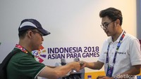 Salah seorang wartawan luar negeri menukar uangnya agar mudah bertransaksi di Indonesia.