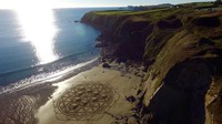 Adalah pantai berpasir Pantai Welsh Pembrokeshire, Wales, Inggris. Mural-mural yang rumit ini adalah karya seni oleh muralis pasir lokal, Marc Treanor (Marc Treanor/CNN Travel)