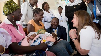 Berinteraksi dengan warga Tanzania pada tahun 2016, kala itu ia mengkampanyekan pentingnya kesehatan bagi anak-anak berusia dini. (Foto: Facebook/Melinda Gates)