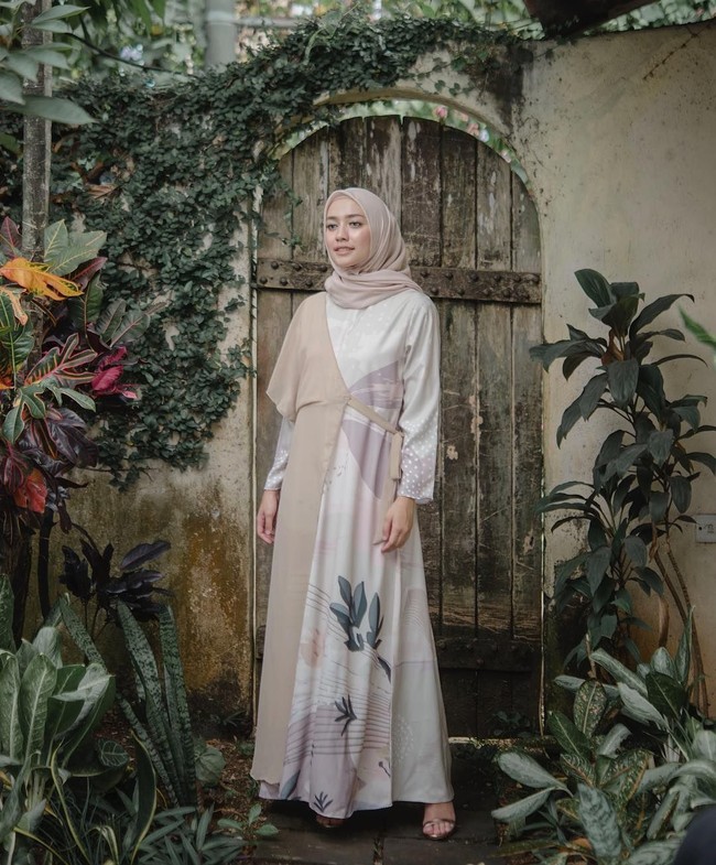 Dilihat dari gayanya, ada dua kunci tampil cantik tanpa terlihat berlebihan ala Mega. Pertama, hindari gaya hijab tumpuk karena sudah tidak tren lagi. Kedua, sematkan fashion statement pada busana yang dipakai. Bisa berupa detail payet, jenis kain, hingga pola busana. Foto: Instagram/Megaiskanti