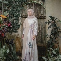 Dilihat dari gayanya, ada dua kunci tampil cantik tanpa terlihat berlebihan ala Mega. Pertama, hindari gaya hijab tumpuk karena sudah tidak tren lagi. Kedua, sematkan fashion statement pada busana yang dipakai. Bisa berupa detail payet, jenis kain, hingga pola busana. Foto: Instagram/Megaiskanti