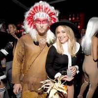 Hilary Duff dan kekasihnya saat itu, Jason Walsh pernah tampil sebagai penduduk asli Amerika dan pendatang yang seksi di tahun 2016. Hilary pun dinilai rasis dan tidak menghargai budaya. Dia segera minta maaf setelahnya. Aku minta maaf kepada semua pihak yang tersinggung akan kostumku. Itu tidak layak dan aku minta maaf dari lubuk hatiku, tulis Hilary di Twitter. Foto: Istimewa