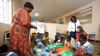 Melinda kerap blusukan ke negara-negara berkembang mulai dari Afrika hingga India. (Foto: Facebook/Melinda Gates)