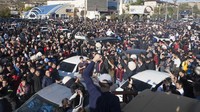 Sesaat setelah Khabib Nurmagomedov memastikan kemenangan, publik Dagestan banyak yang turun ke jalan merayakan hasil tersebut. (REUTERS/Kazbek Basayev)