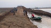Sebagaimana diketahui, untuk Tahun Anggaran 2020 ini, Kementerian PUPR melalui Pusat Pengendalian Lumpur Sidoarjo (PPLS) telah mengalokasikan Rp 239,7 miliar untuk penanganan lumpur Sidoarjo dalam rangka meningkatkan pengaliran lumpur ke Kali Porong dan menjaga keandalan tanggul dan infrastruktur lainnya. Suparno/detikcom  