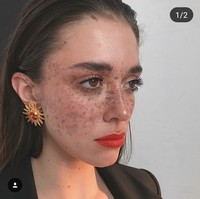 Berwajah penuh bintik ternyata memberikan Maeva rezeki. Seseorang dari salah satu agensi melihatnya saat di pesta dan mengenalinya dengan wajah frecklesnya. Foto: Instagram (@maevamarshall)