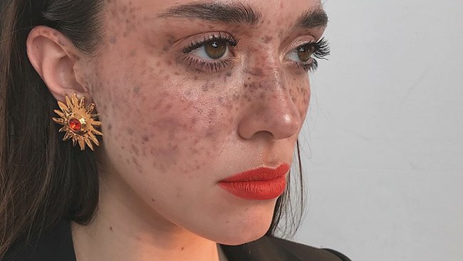 Berwajah penuh bintik ternyata memberikan Maeva rezeki. Seseorang dari salah satu agensi melihatnya saat di pesta dan mengenalinya dengan wajah frecklesnya. Foto: Instagram (@maevamarshall)