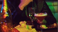 Duh! Tatapan tajam dari Joe saat makan malam, jadi bikin gagal fokus. Tak ketinggalan segelas champagne dan cocktail di hadapannya. Foto: Instagram @joejonas