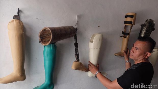 Kaki palsu racikan Indra Sumedi