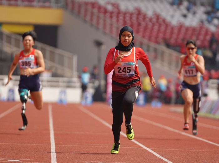 Tiarani Karisma Evi atlet atletik Indonesia berusaha menjadi yang tercepat di bayangi atlet jepang Maegawa Kaede dan Tozawa Tomomi. Nomor 100m Women T42, T63 pada Asian Para Games 2018, distadion Utama Gelora Bung Karno , Jakarta 10-10-2018 INAPGOC/Dewi Nurcahayani;