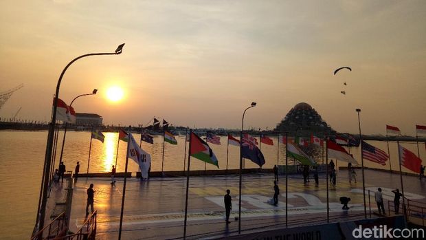 Sunset jadi latar belakangnya 