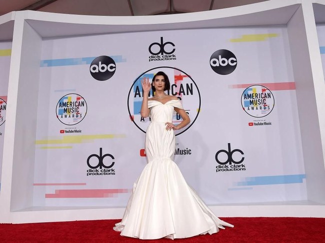 Penyanyi Dua Lipa menjadi satu dari deretan selebriti yang menghadiri ajang American Music Awards 2018 di Los Angeles, Amerika Serikat, Selasa (9/10/2018). Ada yang unik dari penampilannya. (Foto: Getty Images)