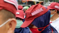 Topi itu digunakan para peserta Aksi Kawal Amien Rais di depan Polda Metro Jaya, Jakarta.