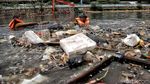 Petugas Berjibaku Bersihkan Sampah di Kanal Barat Penjaringan