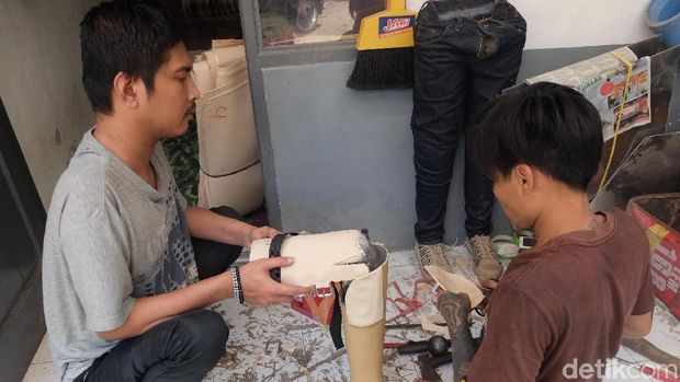 Indra Sumedi penyandang disabilitas pembuat kaki dan tangan palsu