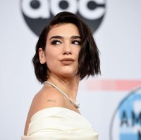 Makeup simepel, dengan fokus pada bibir dan mata. (Foto: Getty Images)