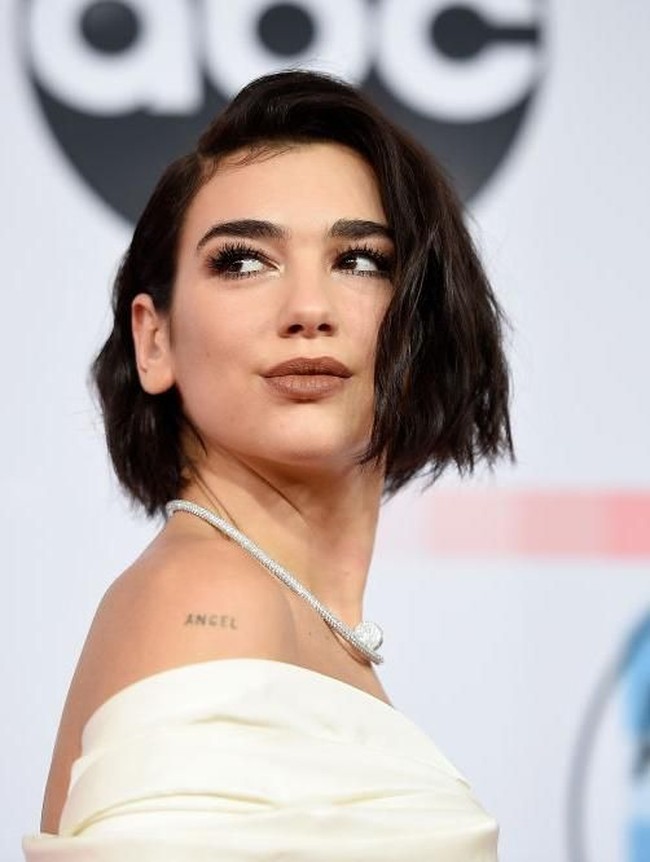 Makeup simepel, dengan fokus pada bibir dan mata. (Foto: Getty Images)