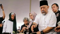 Suasana harus terus terasa dalam pemakaman itu. Foto: Ismail/detikFoto