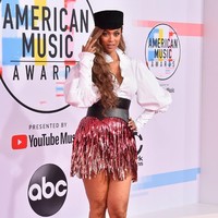 Tyra Banks mungkin model ternama, juga mantan Victorias Secret Angel. Tapi pilihan busananya kali ini tidak menggambarkan demikian. Dia pun tampil dengan rok fringe sequin, kemeja dan belt besar yang seperti kostum panggung dibanding busana karpet merah. Foto: Getty Images