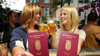 Denmark, Finlandia, Italia, Swedia dan Spanyol menjadi kelompok negara yang berada di posisi keempat. Warganya dapat mengakses 187 negara bebas visa atau VoA (William West/AFP/Getty Images/CNN Travel)