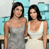 Kim Kardashian dan Priyanka Chopra berpose bersama saat menghadiri pesta Tiffany Blue Book High Jewelry Collection yang digelar merek perhiasan ternama, Tiffany & Co. di New York City, Amerika Serikat, Selasa (9/10/2018). Keduanya sama-sama menebar aura seksi dalam balutan gaun terbuka. (Foto: Getty Images)